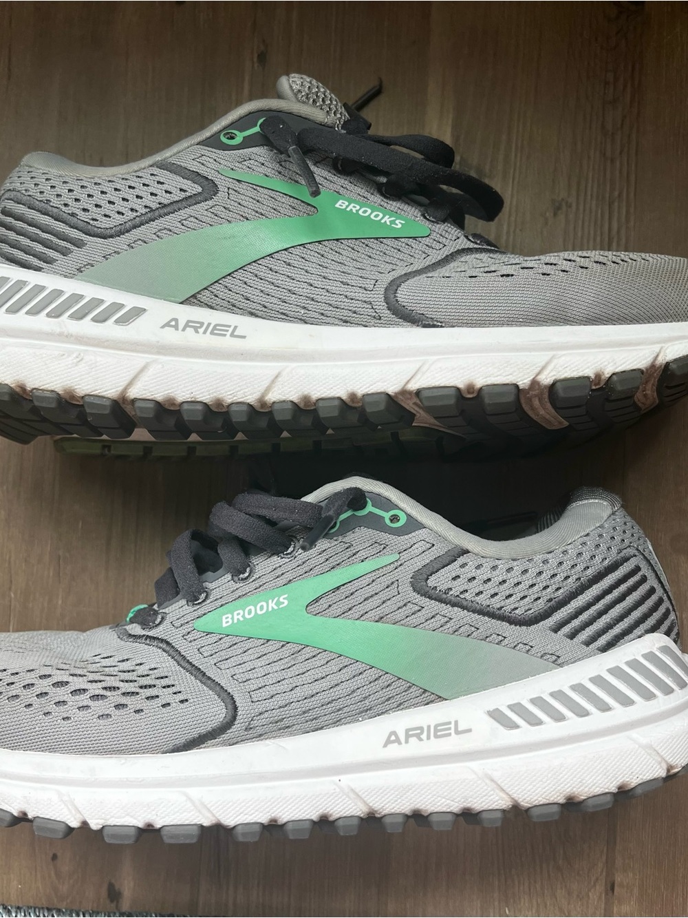 Brooks Women’s Ariel Running Shoes - Gray / Mint Green Accent. Size 8 runs small